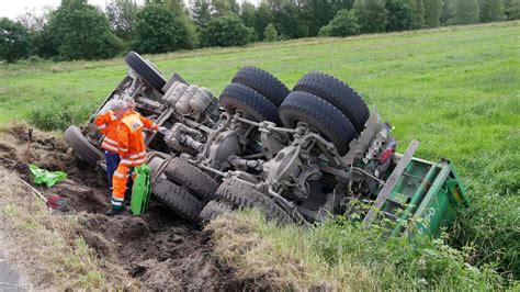 Unfall im Kreis Cuxhaven Lkw landet nach Ausweichmanöver im Graben