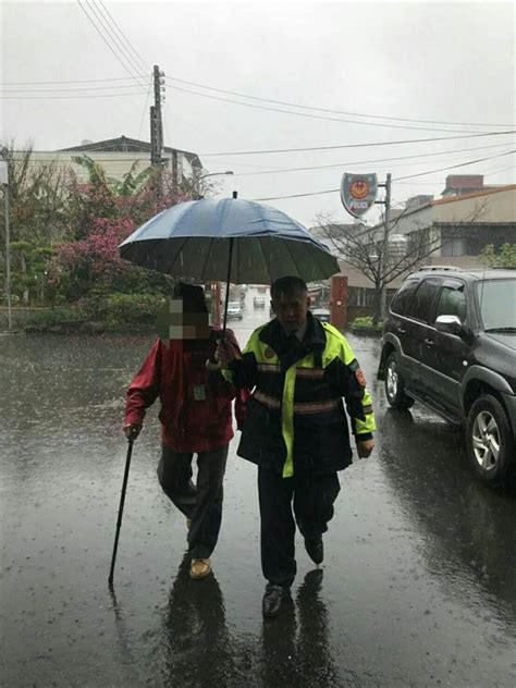 失智老翁迷路 暖警協助返家 新聞 中時