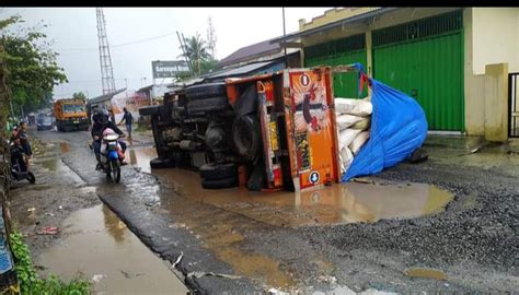 Jalan Rusak Mobil Truck Terbalik Akibat Ban Depan Masuk Lobang