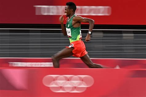 Tokio 2020 Barega de Etiopía gana la primera medalla de oro del atletismo