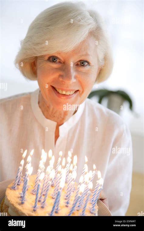 Alte Frau Feiert Fotos Und Bildmaterial In Hoher Aufl Sung Alamy