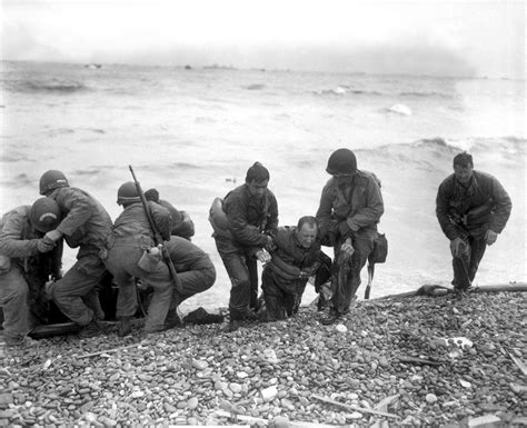 D Day Landings Powerful Photos Of Allied Troops Storming Normandy