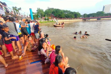 Foto Tradisi Keramas Bersama Di Sungai Cisadane Jelang Ramadhan Apa