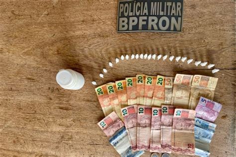 BPFron prende homem 21 pinos de cocaína e dinheiro em Francisco