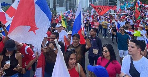 Contrato Minero Paname Os Se Concentraron En Calle Para Celebrar