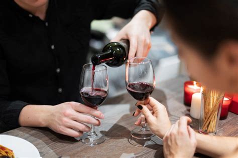 Come Assaggiare Il Vino Al Ristorante Consigli E Galateo