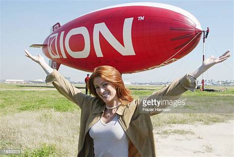 Angie Everhart And The Saturn Blimp Photos Et Images De Collection