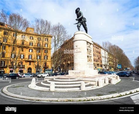 Monumento de mármol y bronce a Bersagliere Monumento al Bersagliere