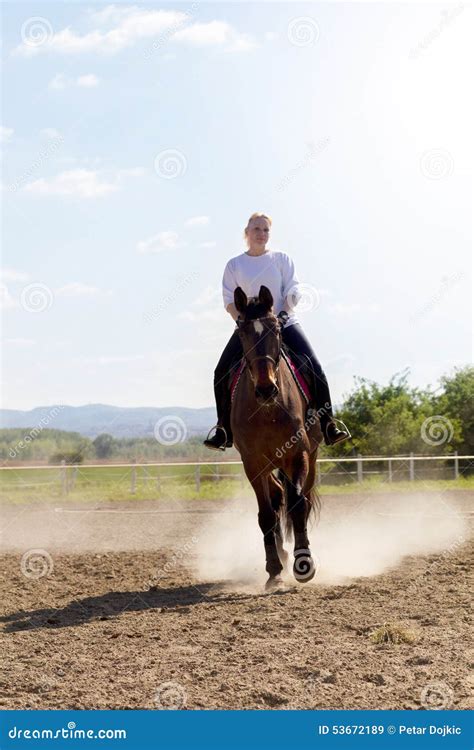 Belle Femme Blonde Montant Un Cheval Dans La Campagne Image Stock Image Du Ranch Conduite