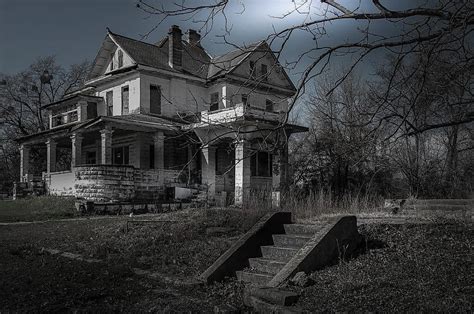 Top 10 Scariest Haunted Houses in the World to Visit (If You Dare) - Hunter Games Magazine