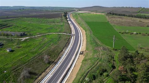 Trei drumuri noi de 111 km lungime totală vor fi reabilitate la