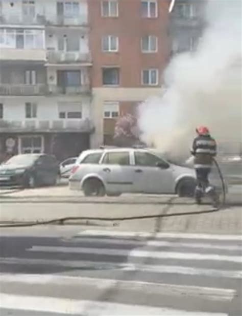 O mașină a luat foc lângă o benzinărie din Târgu Jiu