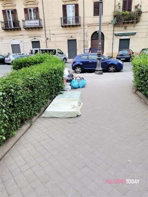 Piazza Ignazio Florio Un Materasso E Sacchi Di Rifiuti Sul Marciapiedi