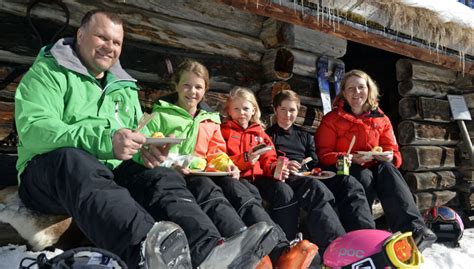 Vi er sociale på skiferien Danskerne vil have familien med på ski men