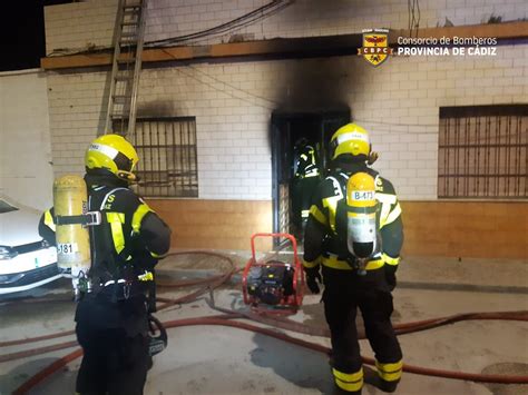 Evacuado al hospital el ocupante de una vivienda incendiada en La Línea