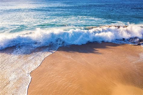 luftaufnahme einer brechenden welle  bild kaufen