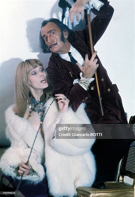 Salvador Dali Et Amanda Lear Circa 1960 En Espagne News Photo