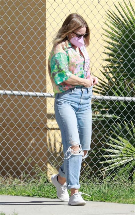 Kristen Bell In A Blue Ripped Jeans Was Seen Out In Los Angeles