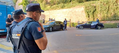 Agentes De La UIP En Primer Plano Al Fondo Coches Oficiales Y Escoltas