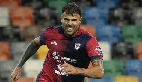 Petagna risponde a Orsolini parità all intervallo tra Cagliari e