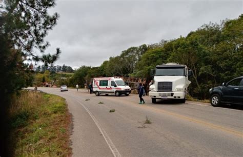 Carreta Com Toras De Madeira Tomba Na Ers 350 Em Chuvisca