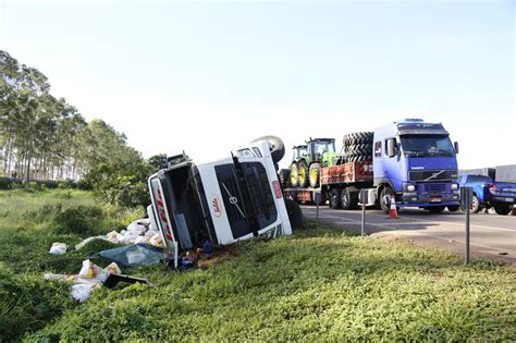 Motorista Perde O Controle E Carreta Carregada Toneladas De