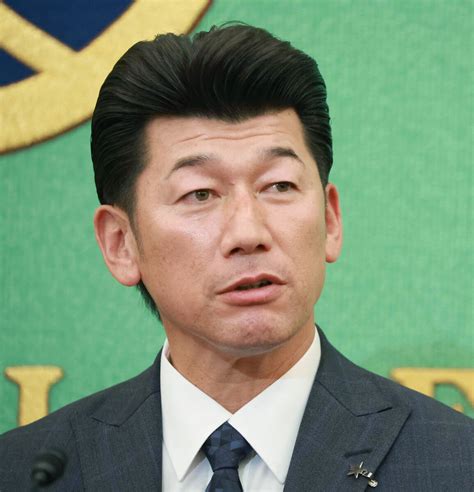 三浦大輔監督、テレビ出演ラッシュで「だいぶスプレーの消費が激しいですね」50歳誕生日に贈られた50本が スポーツ報知