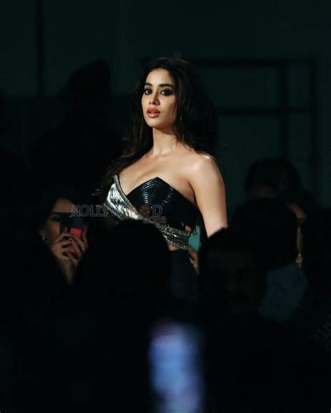 Sexy Janhvi Kapoor At Lakme Fashion Week Rampwalk Photos 01 245137 Kollywood Zone