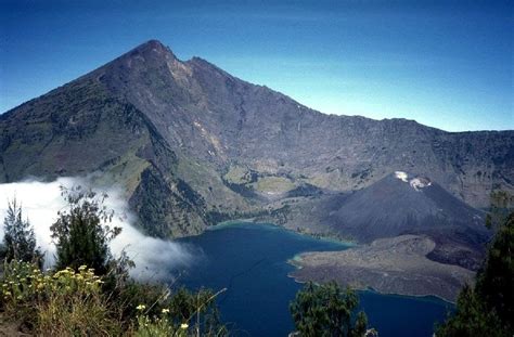 3 GUNUNG TERTINGGI DI INDONESIA