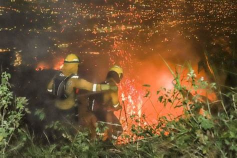 Héroes Bomberos de Cali controlaron incendio en el Cerro de las Tres