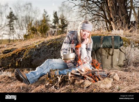 Campfire Hiking Woman With Backpack Cook In Countryside Stockfoto