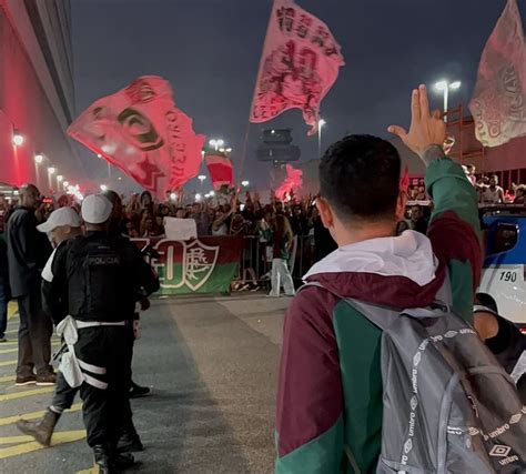 Torcida Faz Aeroflu No Embarque Da Delega O Para Porto Alegre