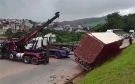 Carreta Cai Em Canaleta Na Br E Causa Congestionamento De Km