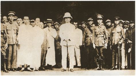 1924年6月16日， 孙中山中在黄埔军校的开学典礼上发表重要演说， 检阅学员队伍。 军事史 图片