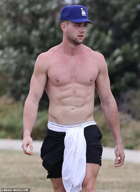 Too Hot To Handle Harry Jowsey Rips Off His Shirt And Flaunts His Abs