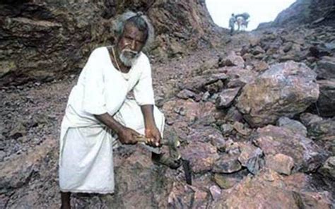 The True Story Of Dashrath Manjhi India S Beloved Mountain Man