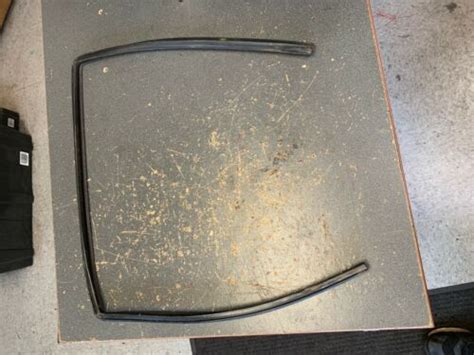 84 93 Mercedes 190e W201 Rear Back Right Or Left Door Window Glass Seal