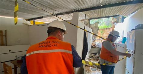 Defesa Civil interdita quatro casas após desabamento de muro em Maceió