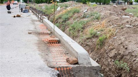 Realizan Trabajos De Cord N Cuneta Y Banquina En Una Importante Calle