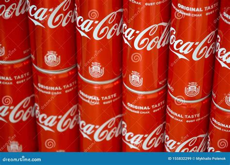 Logo De Coca Cola Impreso En Latas De Aluminio Y Colocado En La Mesa