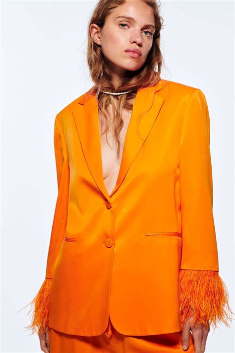 Y llegó a Zara la blazer naranja de plumas con la que soñamos desde