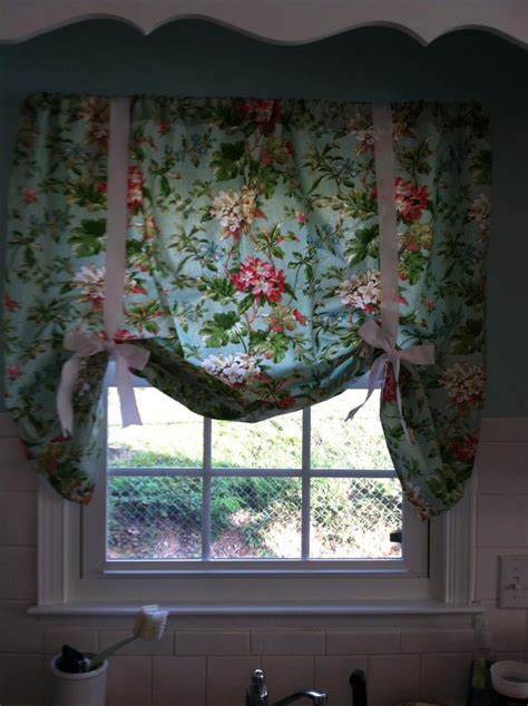 Faith, Family and Friends: DIY Kitchen -- Curtains