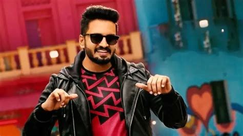 Santhanam Bio, Wiki, Age, Height, Education, Networth, Family and More