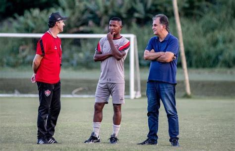 Diego Fumaça já treina grupo do Vitória