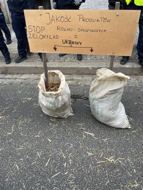 Protest Rolnik W We Wroc Awiu Parlament Obrzucono Obornikiem I Jajami