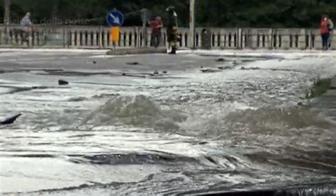 Esplode Una Tubatura La Strada Si Trasforma In Una Piscina E Il Manto