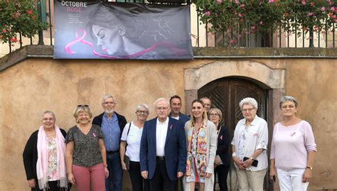 Wintzenheim Octobre Rose Saffiche Au Balcon De La Mairie