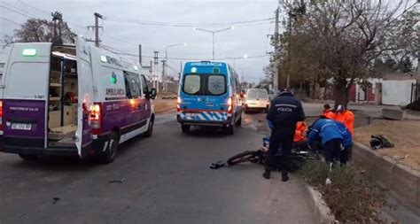 Dos motociclistas protagonizaron un accidente en avenida Fuerza Aérea