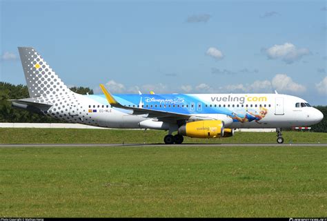 EC MLE Vueling Airbus A320 232 WL Photo By Mathias Henig ID 1520485