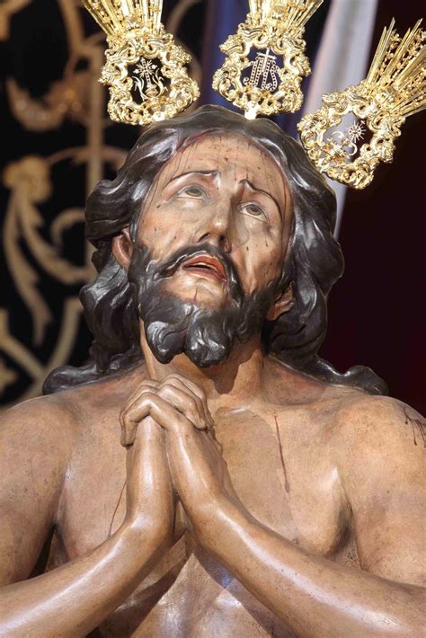 Sevilla A Traves De Un Objetivo Besapies Al Cristo De Las Penas